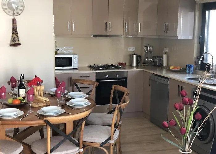 Kirmizi Lale, Private Pool, Gardens, Very Close To Town - No Need For Taxi