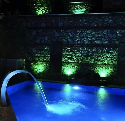 Villa Kirmizi Lale, Private Pool, Gardens, Very Close To Town - No Need For Taxi *