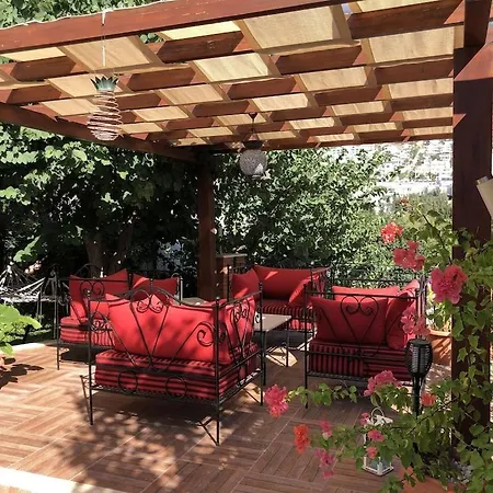 Kirmizi Lale, Private Pool, Gardens, Very Close To Town - No Need For Taxi Vila
