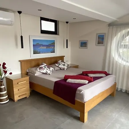 Vila Kirmizi Lale, Private Pool, Gardens, Very Close To Town - No Need For Taxi Kaş