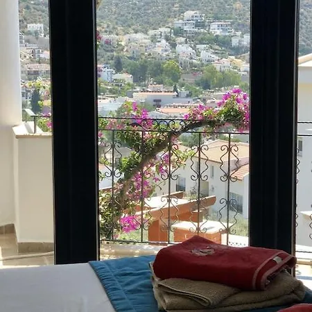 Kirmizi Lale, Private Pool, Gardens, Very Close To Town - No Need For Taxi Vila