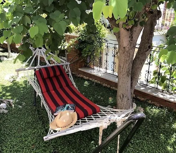 Villa Kirmizi Lale, Private Pool, Gardens, Very Close To Town - No Need For Taxi