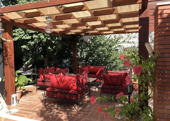 Kirmizi Lale, Private Pool, Gardens, Very Close To Town - No Need For Taxi Villa