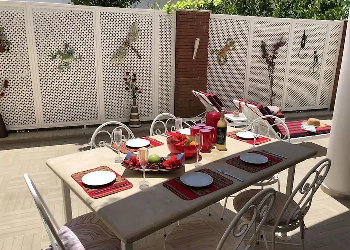 Kirmizi Lale, Private Pool, Gardens, Very Close To Town - No Need For Taxi Villa *