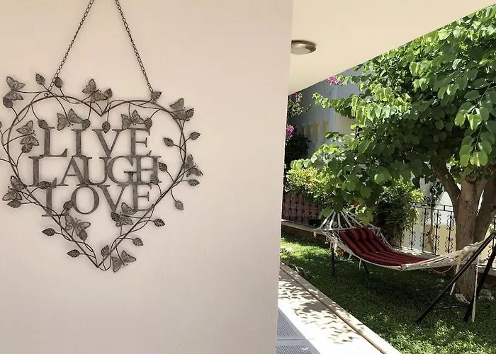 Kirmizi Lale, Private Pool, Gardens, Very Close To Town - No Need For Taxi Villa *