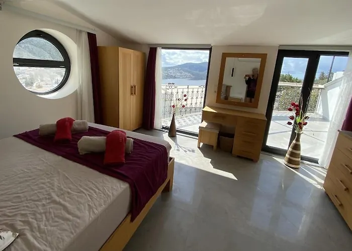 Kirmizi Lale, Private Pool, Gardens, Very Close To Town - No Need For Taxi *