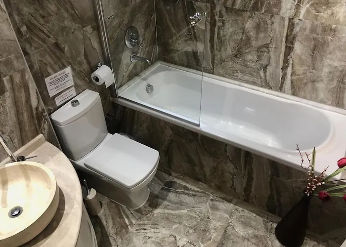 Kirmizi Lale, Private Pool, Gardens, Very Close To Town - No Need For Taxi *