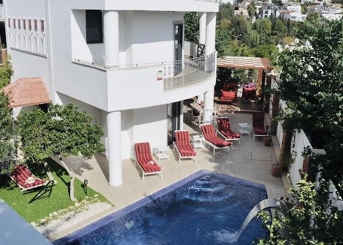 Kirmizi Lale, Private Pool, Gardens, Very Close To Town - No Need For Taxi *